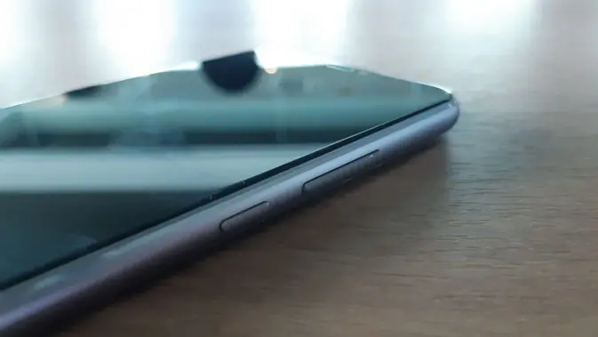 Tampak samping Zenfone 5. Liputan6.com/ Agustinus Mario Damar
