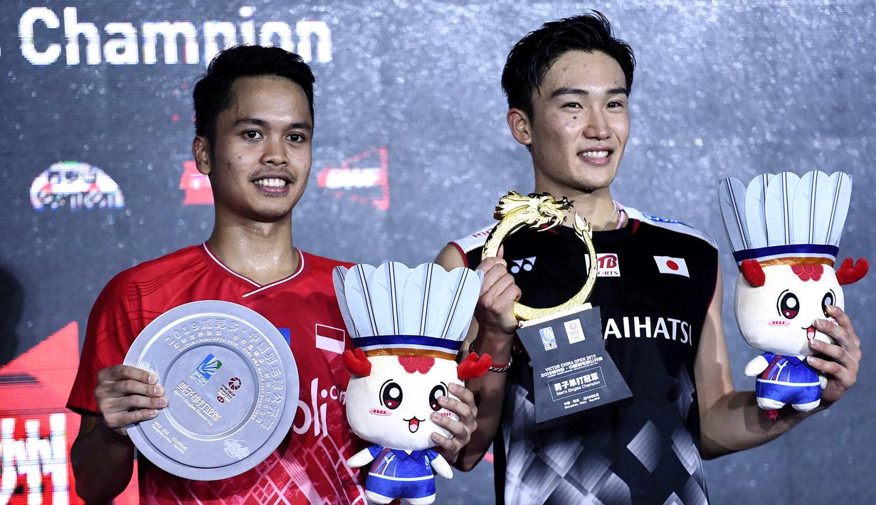 Kento Momota dan Anthony Ginting. Kerap bertemu dalam laga-laga yang alot dan mendebarkan, dua pemain tunggal putra andalan Jepang dan Indonesia ini sangat akrab dengan panggilan "Momogi", singkatan dari nama keduanya, Momota dan Ginting. (AFP/STR)