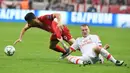 Bek Benfica, Victor Lindelof, berusaha menghalau pergerakan striker Bayern Munchen, Robert Lewandowski pada Perempat final Liga Champions di Allianz Arena, Munich (5/4/2016). (EPA/Peter Kneffel)