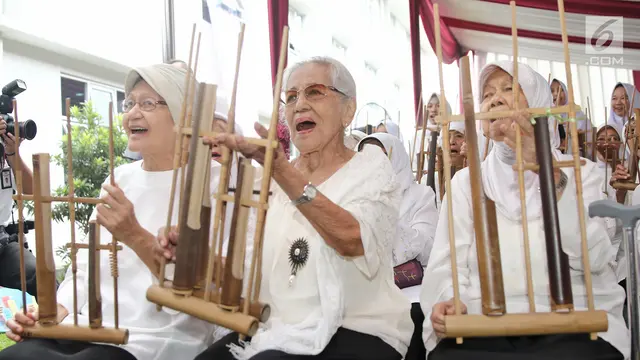 Lansia Bermain Angklung