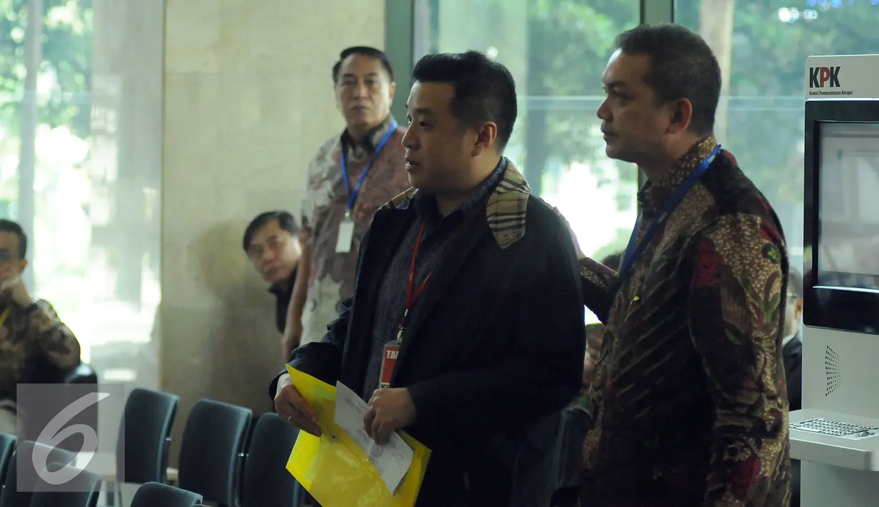 Direktur PT Agung Sedayu Group, Richard Halim Kusuma (tengah) bersiap masuk ke dalam gedung KPK Jakarta, Rabu (20/4/2016). Richard hadir memenuhi panggilan KPK masuk ke dalam gedung KPK sekitar pukul 10.00 wib. (Liputan6.com/Helmi Fithriansyah)