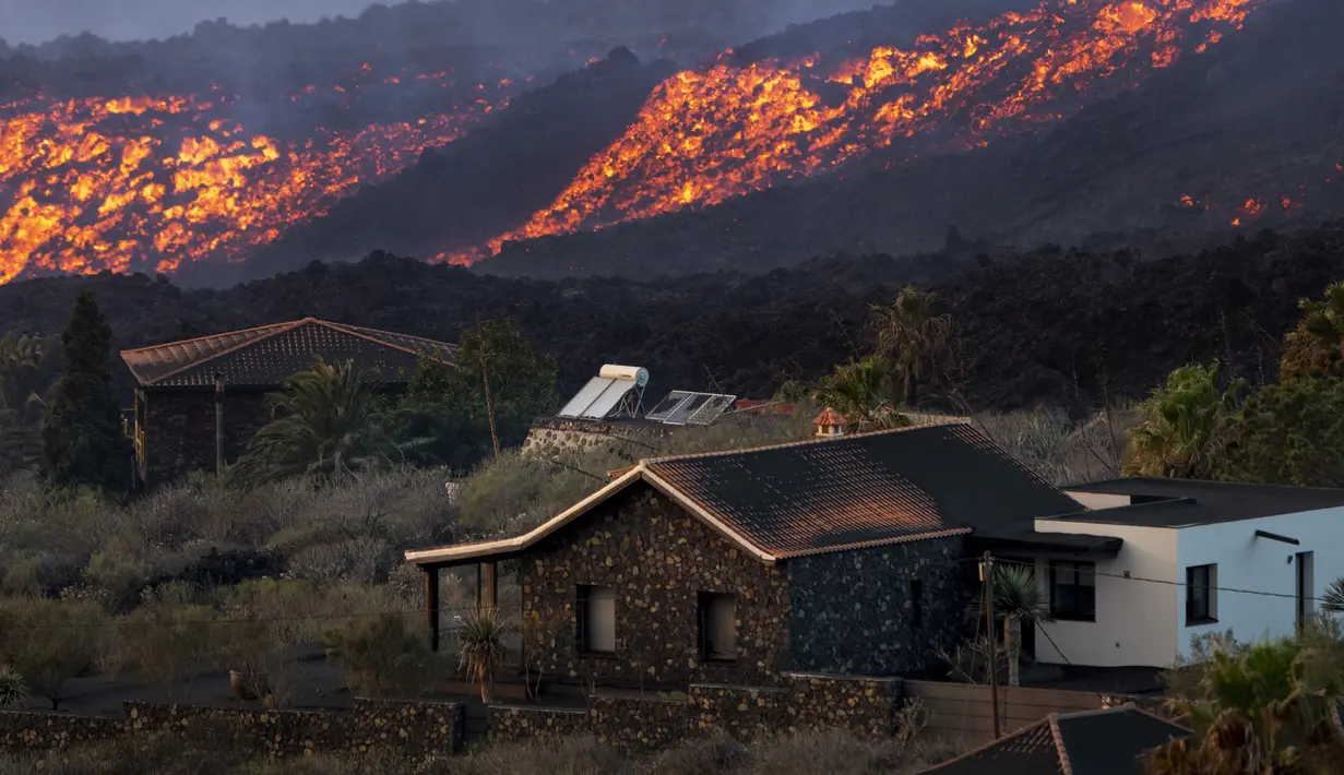 Lava gunung berapi Cumbre Vieja yang meletus mengalir di Pulau Canary La Palma, Spanyol, 28 Oktober 2021. Gunung berapi Cumbre Vieja yang terus meletus mengeluarkan sejumlah besar magma, gas dan abu. (AP Photo/Emilio Morenatti)