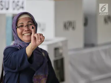 Warga menunjukkan jari kelingking usai Pemungutan Suara Ulang (PSU) Pemilu 2019 di TPS 064  Kelurahan Rawamangun,  Jakarta Timur, Sabtu (27/4). Pelaksanaan PSU dilakukan karena banyaknya pemilih yang menggunakan e-KTP tanpa memiliki A5 saat hari pencoblosan 17 April lalu (Liputan6.com/Faizal Fanani)