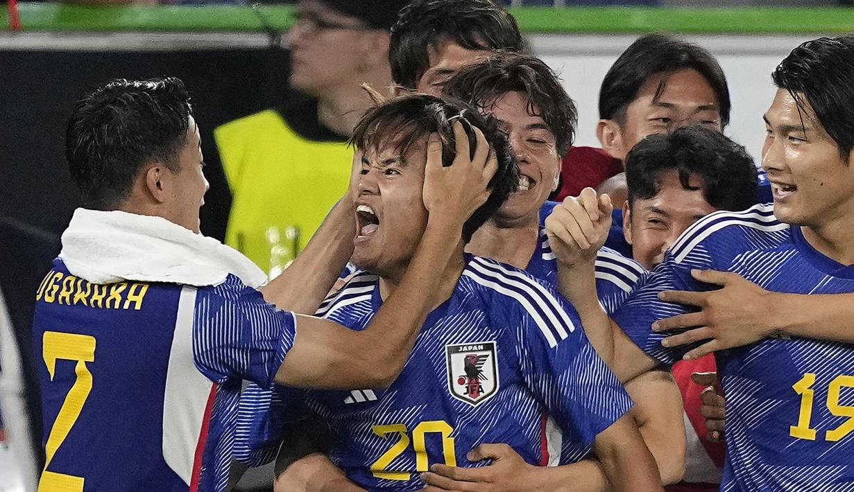 Pemain Timnas Jepang, Takefusa Kubo (tengah), melakukan selebrasi bersama rekan satu timnya setelah berhasil mengalahkan Jerman dalam pertandingan persahabatan yang berlangsung di Volkswagen Arena, Wolfsburg, Minggu (10/9/2023). (AP Photo/Martin Meissner)