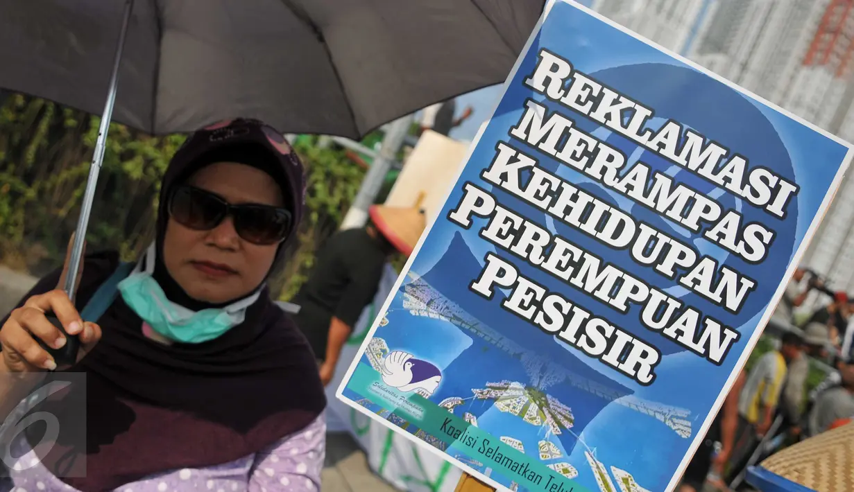 Nelayan memperlihatkan poster berisi penolakan reklamasi Teluk Jakarta di kawasan Muara Angke, Jakarta, Rabu (2/12). Mereka menolak keras proyek reklamasi pulau G karena dapat menghilangkan sumber kehidupan para nelayan. (Liputan6.com/Gempur M Surya)