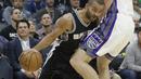Pemain San Antonio Spurs, Tony Parker (kiri), berusaha melewati pemain Sacramento Kings, Kosta Koufos, dalam laga reguler NBA 2016-2017 di Golden 1 Center, Sacramento, Kamis (17/11/2016) WIB. (AP Photo/Rich Pedroncelli)
