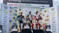 Andi Farid Izdihar berdiri di podium teratas pada race pertama ASB1000 Asia Road Racing Championship di Sirkuit Buriram, Thailand pada Sabtu (2/12/2023). (Bola.com/Hery Kurniawan)