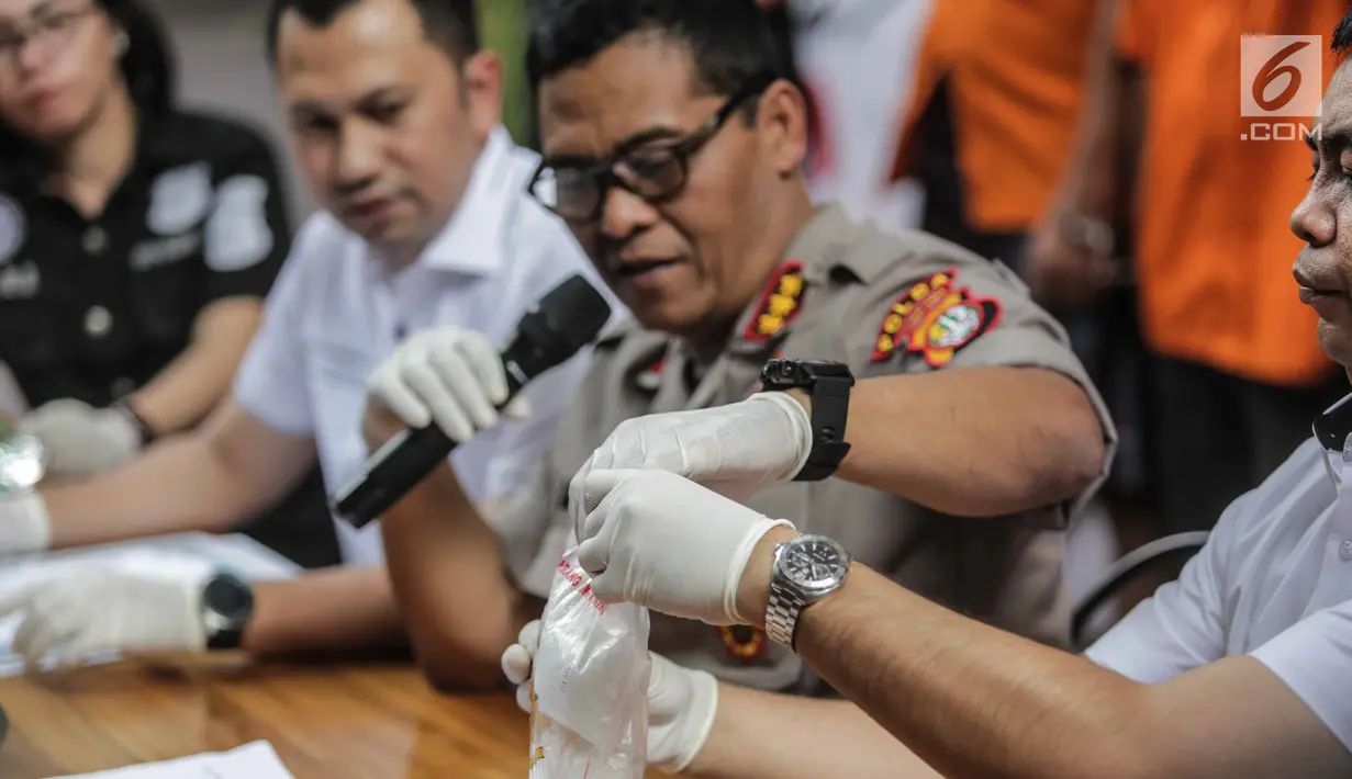 Kabid Humas Polda Metro Jaya Kombes Pol Argo Yuwono bersama jajaran Subdit 1 Psikotroipika Ditresnarkoba PMJ menunjukkan barang bukti saat rilis tindak pidana narkotika di Ditresnarkoba Polda metro Jaya, Jakarta, Selasa (17/9/2019). (Liputan6.com/Faizal Fanani)