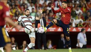 Gelandang Portugal, Ruben Neves berebut bola dengan pemain Spanyol, Raul de Tomas pada pertandinga perdana Grup B Nations League 2022 di Stadion Benito Villamarin, di Seville, Spanyol, Jumat (3/6/2022). Spanyol bermain imbang dengan Portugal 1-1. (AP Photo/Jose Breton)