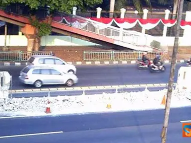 Beton pembatas tol di Jalan Gatot Subroto, Senayan, Jakarta atau tepatnya di depan Komplek Parlemen MPR/DPR/DPD RI ambrol pada, Senin (22/8). (Pengirim: Akhid Roviyanto)