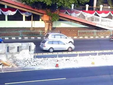 Beton pembatas tol di Jalan Gatot Subroto, Senayan, Jakarta atau tepatnya di depan Komplek Parlemen MPR/DPR/DPD RI ambrol pada, Senin (22/8). (Pengirim: Akhid Roviyanto)