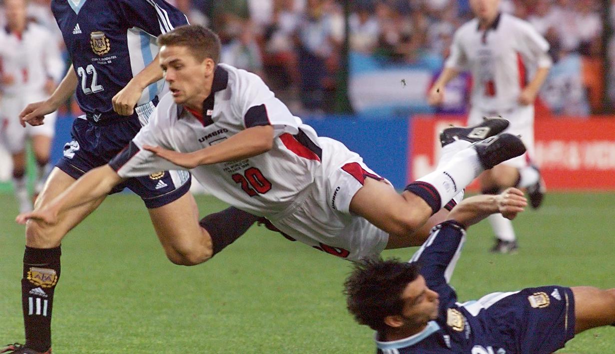 Pada babak 16 Besar Timnas Inggris bersua Argentina (30/6/1998). Michael Owen kembali menjadi starter dan mampu menyumbang 1 gol untuk membawa Inggris memimpin 2-1 di menit ke-16. Laga pun tuntas 2-2 di waktu normal usai Argentina sukses menyamakan skor 2-2 melalui Javier Zanetti di injury time babak pertama. (AFP/Gerry Penny)
