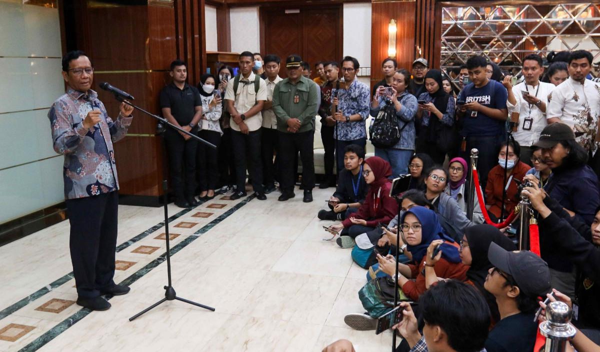 "Pak Presiden mengatakan bahwa Pak Mahfud ini adalah Menko Polhukam terlama sepanjang pemerintahan Pak Jokowi, dulu Pak Tedjo tidak sampai setahun, Pak Luhut setahun 4 bulan, Pak Wiranto 3,5 tahun, saya hampir 4,5 tahun,” <br>