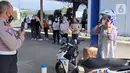Polantas memberikan arahan safety riding kepada AO PNM Mekaar di Garut, Jawa Barat (13/02/2022). Safety riding bagi AO PNM Mekaar bertujuan untuk mencegah dan meminimalisir terjadinya kecelakaan dalam berkendara motor. (Liputan6.com/HO/PNM)