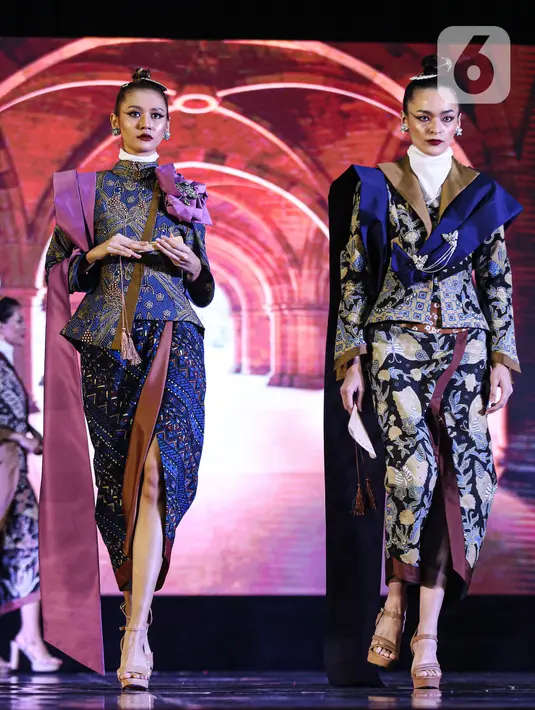 Model memperagakan karya Deden Siswanto dalam Selaras Wastra saat  Selaras Wastra saat  Cita & Cipta 2024 Liputan6 x Fimela di Shangrila Hotel, Jakarta, Rabu (31/7/2024). (Liputan6.com/Angga Yuniar)
