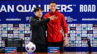 Pelatih Timnas Indonesia, Shin Tae-yong (kiri) menunjuk penerjemahnya Jeong Seok-seo atau Jeje untuk berfoto bersama dengan Jay Idzes saat konferensi pers menjelang laga lanjutan putaran ketiga grup C Kualifikasi Piala Dunia 2026 melawan Jepang di Stadion Utama Gelora Bung Karno (SUGBK), Senayan, Jakarta, Kamis (14/11/2024). (Bola.com/Bagaskara Lazuardi)