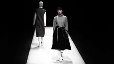 Model berjalan di atas catwalk memperagakan busana muslim Autumn/Winter 2017 karya desainer Indonesia, Rani Hatta saat acara Tokyo Fashion Week di Tokyo, Jepang, Rabu (22/3). (AFP Photo / Behrouz Mehri)