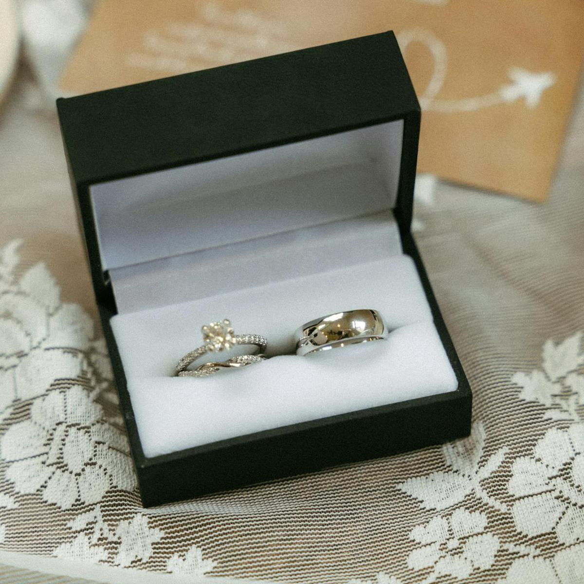 Pilih Cincin Emas atau Perak? Ini Panduan Lengkapnya untuk Anda