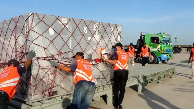 Kargo balapan WSBK Mandalika saat tiba di Bandara Lombok. (Istimewa)