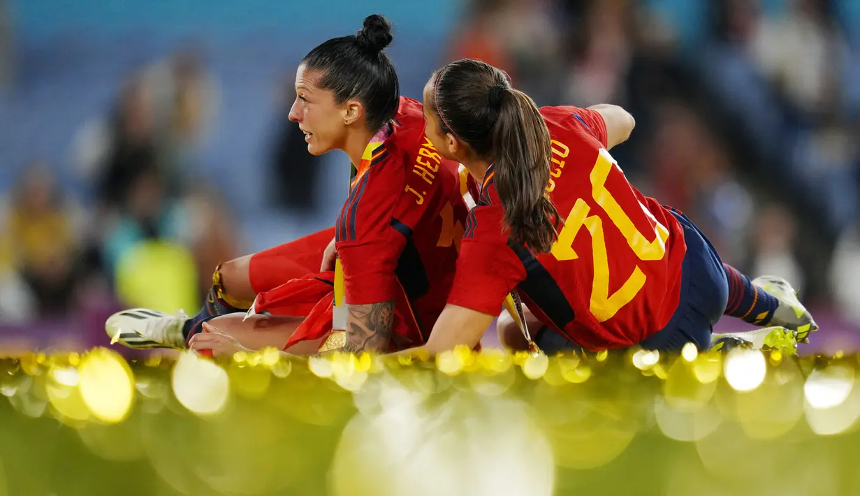 Gelandang Timnas Wanita Spanyol, Jennifer Hermoso (kiri) berbaring di lapangan bersama rekannya, Rocio Galvez dalam perayaan kemenangan Timnas Spanyol atas Inggris pada laga final Piala Dunia Wanita 2023 di Australia Stadium, Sydney (20/8/2023). (AP Photo/Abbie Parr)
