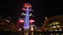Kembang api meledak dari Burj Khalifa pada perayaan Tahun Baru di Dubai, Uni Emirat Arab, 31 Desember 2021. Burj Khalifa menyambut Tahun Baru 2022 dengan pesta kembang api yang menakjubkan. (STRINGER/AFP)