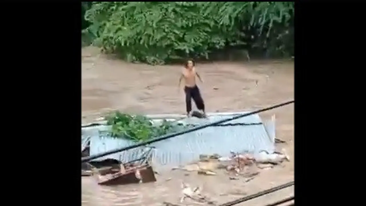 Seorang Warga NTB Hanyut Bersama Rumahnya