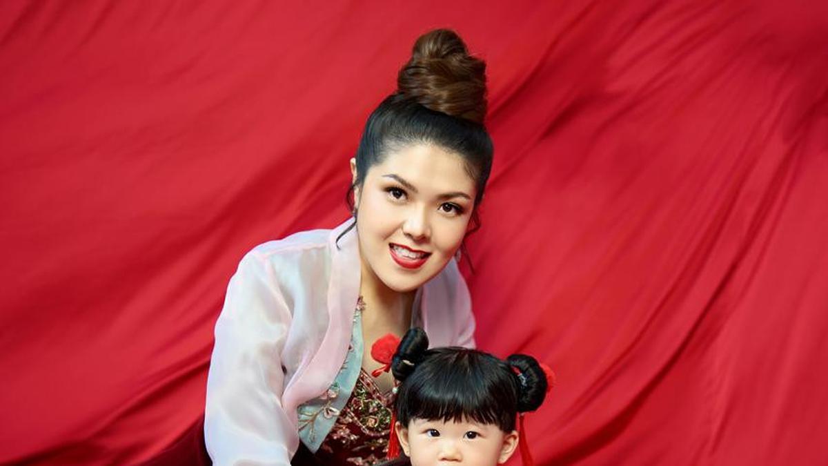 Tina Toon Rayakan Tahun Baru Imlek, Perdana Perlihatkan Wajah Putrinya Kepada Publik