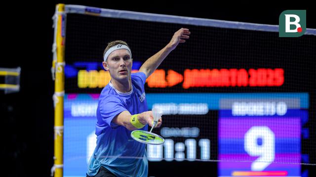 Pebulu tangkis Denmark, Viktor Axelsen dari tim Lightning berusaha mengembalikan kok ke arah Kodai Naraoka dari tim Rockets dalam laga tunggal putra Badminton XL 2025 di Istora Senayan, Jakarta, Sabtu (04/10/2025). (Bola.com/Bagaskara Lazuardi)
