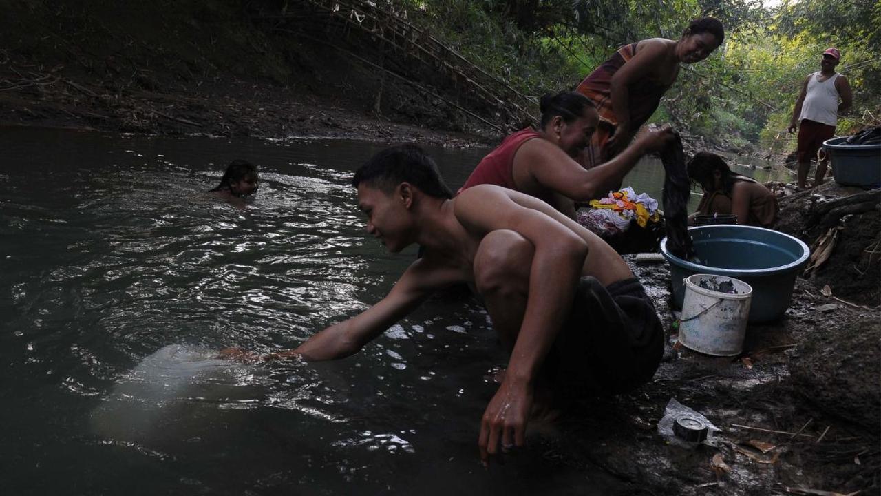 Kalau untuk mandi dan mencuci mereka menuju kali sedangkan untuk konsumsi air minum warga harus beli galon seharga Rp5000 atau beli air bersih yang berkapasitas besar 1.000 liter dengan harga yang cukup lumayan.