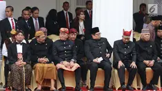 Sejumlah menteri kabinet dan pejabat mengenakan pakaian adat saat mengikuti upacara Hari Lahir Pancasila di gedung Pancasila, Jakarta, Kamis (1/6). Dalam upacara ini menteri Kabinet Kerja kompak mengenakan busana adat Nusantara.(Liputan6.com/Angga Yuniar)