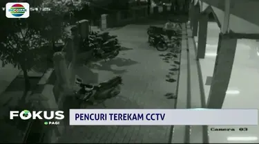 Seorang pencuri motor di Bekasi terekam CCTV masjid saat beraksi. Sebelumnya, pelaku bahkan sempat berpura-pura wudhu.