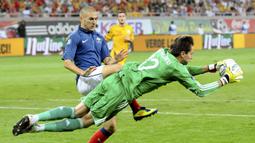 Ditengah pembangunan, pada 8 Oktober 2009 diputuskan untuk menggunakan atap yang dapat dibuka tutup (retractable roof). Resmi dibuka pada 6 September 2011 saat Timnas Rumania menghadapi Prancis di kualifikasi Euro 2012 dan berakhir dengan skor 0-0. (AFP/Andrei Pungovschi)