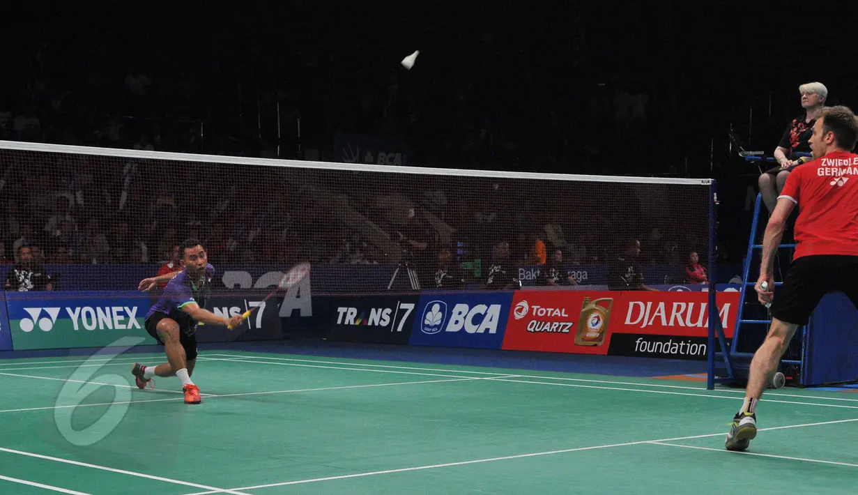 Pebulu Tangkis tunggal putra Indonesia, Tommy Sugiarto mengembalikan kok ke arah Marc Zwiebler di putaran kedua BCA Indonesia Open Superseries Premier 2015 di Jakarta, Rabu (4/6/2015). Tommy kalah 16-21, 22-20, 21-19. (Liputan6.com/Herman Zakharia)