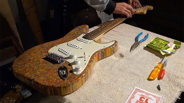 gitar dari 1200 pensil warna (foto: Bored Panda)