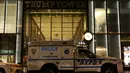 Mobil petugas NYPD terparkir di luar Trump Tower di Manhattan, New York,  untuk melakukan penyelidikan, Kamis (28/4). Sebuah surat yang mengandung serbuk putih mencurigakan dikirimkan untuk bakal calon presiden AS, Donald Trump (REUTERS/Carlo Allegri)