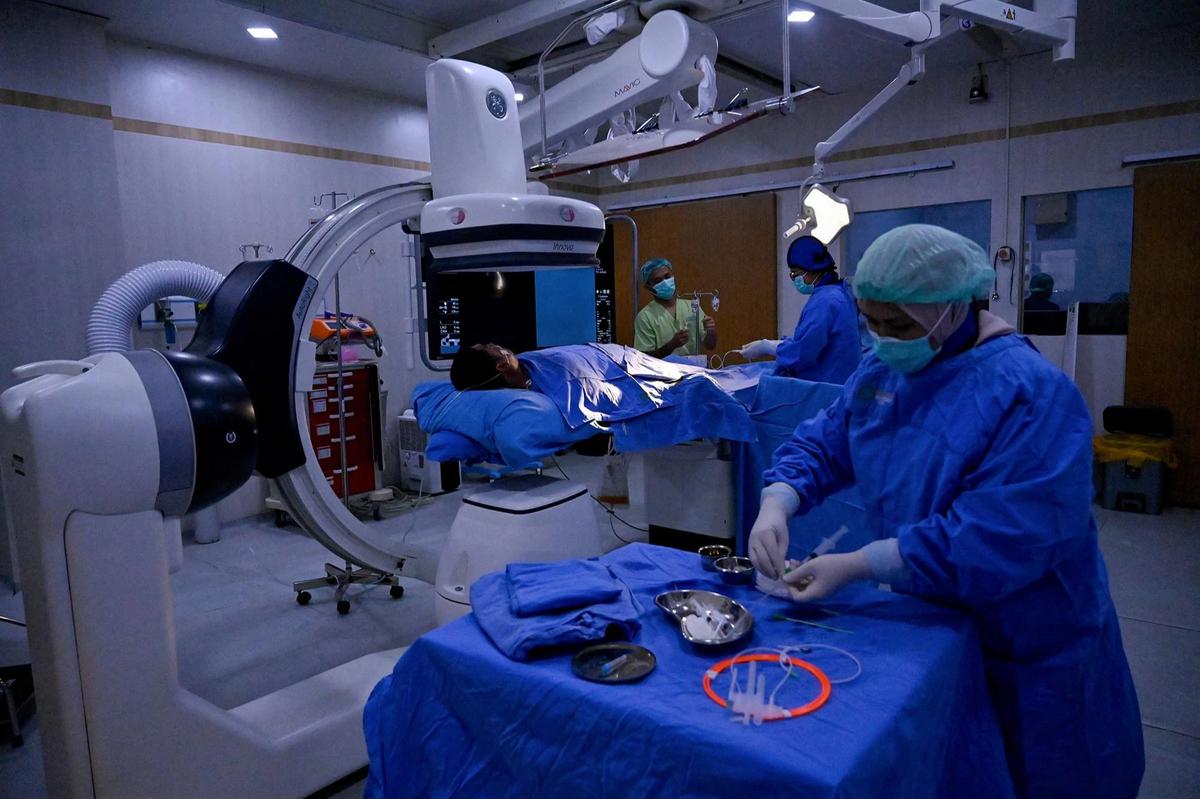 FOTO: Melihat Prosedur Pemasangan Stent Jantung di Banda Aceh