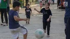 Anak-anak pencari suaka bermain sepak bola di halaman bekas Markas Kodim di Kalideres, Jakarta, Selasa (16/7/2019). Sebelumnya, para pencari suaka dari berbagai negara berkonfilk ini tinggal di pinggir jalan dan trotoar di kawasan Kebon Sirih, Jakarta. (Liputan6.com/Helmi Fithriansyah)
