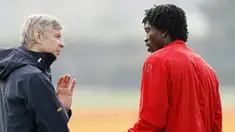 Manajer Arsenal, Arsene Wenger bercakap-cakap dengan striker asal Togo, Emmanuel Adebayor di sela latihan di London Colney, jelang leg kedua Liga Champions lawan Villarreal, 14 April 2009. AFP PHOTO/IAN KINGTON 