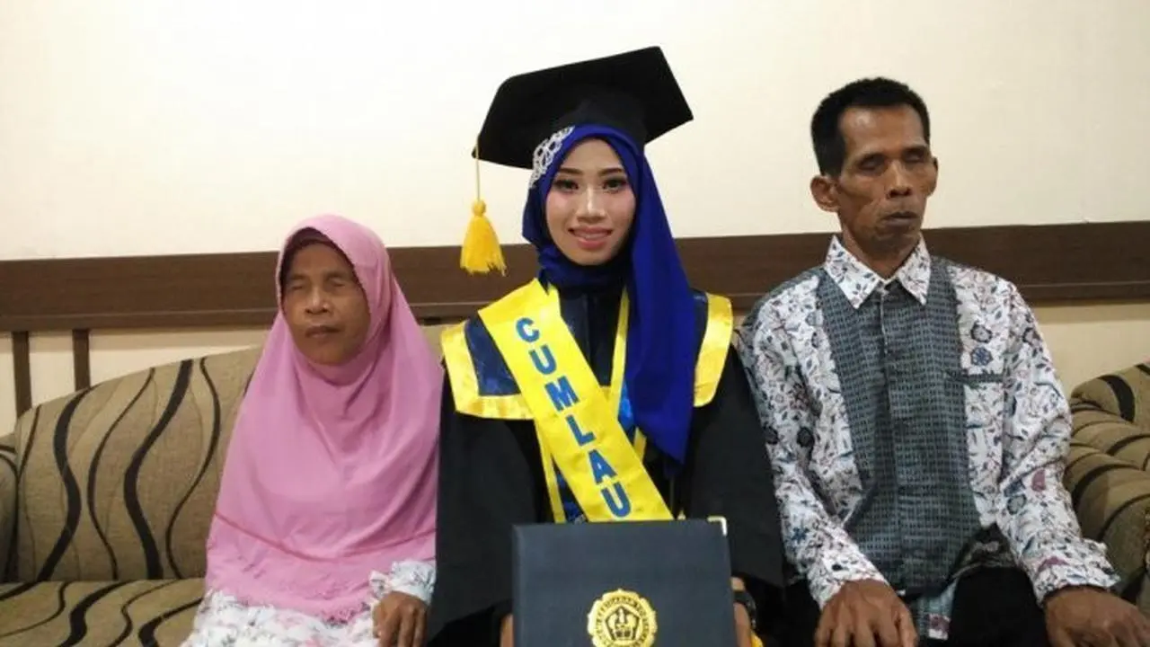 [Bintang] Cerita Haru Anak Tukang Pijat yang Berhasil Lulus Kuliah