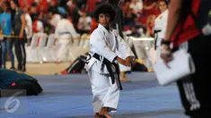 Seorang anak berlatih gerakan Kata jelang berlaga di Kejuaraan Dunia Karate SKIF ke-12 di JIExpo Kemayoran Jakarta, Jumat (26/8). Ratusan atlet dari 58 negara berlaga di ajang yang digelar hingga Minggu (28/8). (Liputan6.com/Helmi Fithriansyah)