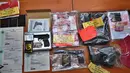  Barang Bukti   2 pucuk Air Soft Gun, 1,5 M  Uang Palsu dan 2 sertifikat keterampilan pelaut diamankan polisi dari tersangka di Polres pelabuhan Tanjung Priok, Jakarta, Senin (2/3/2015). (Liputan6.com/Faizal Fanani)