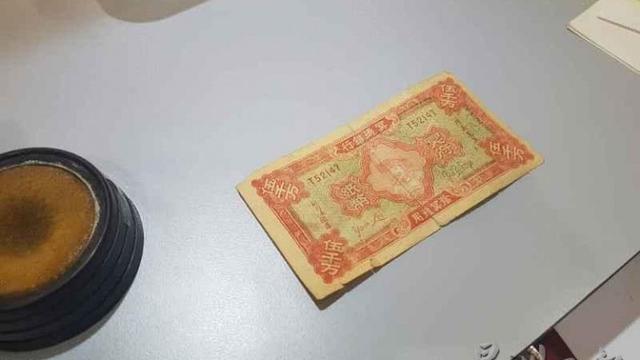 Seorang Wanita Menukarkan Uang Arwah