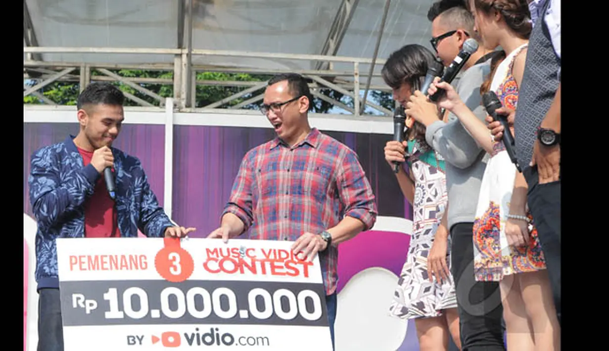 Sebagai pemenang ketiga Music Vidio Contest, Eros Tjokro berhak atas hadiah uang tunai senilai Rp. 10.000.000. Hadiah diberikan oleh perwakilan tim Vidio.com di acara inBox di Gelora Bung Karno, Jakarta, Rabu (28/1/2015). (Liputan6.com/Herman Zakharia)
