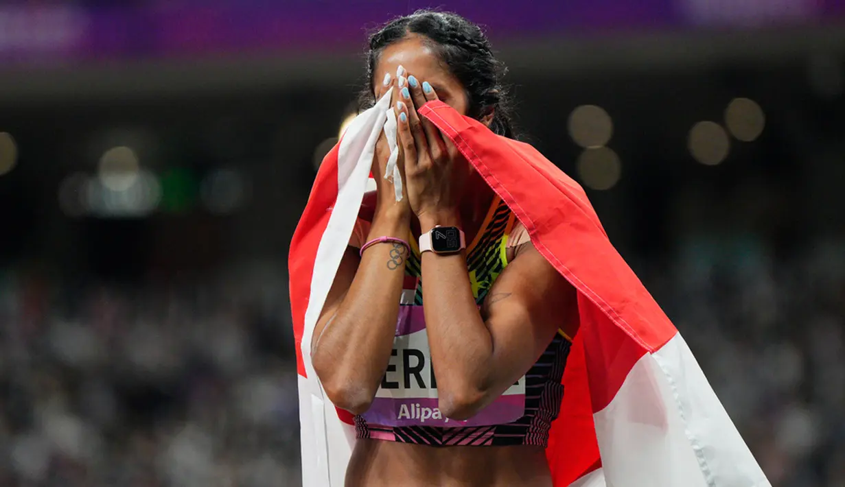 Veronica Shanti Pereira dari Singapura merayakan kemenangannya setelah memenangkan final 200 meter putri Asian Games ke-19 di Hangzhou, China, Senin (2/10/2023). (AP Photo/Vincent Thian )