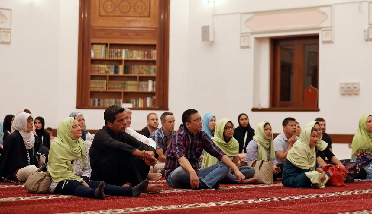 Wisatawan asing belajar tentang puasa dan budaya Uni Emirat Arab (UEA) selama Ramadan di Masjid Jumeirah, Dubai, UEA, Jumat (17/5/2019). (REUTERS/Satish Kumar)