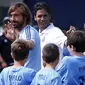 Andrea Pirlo menyapa pemain junior New York City FC di sebuah kamp di New York, AS (23/7/2015). Pirlo akan bermain dengan pemain seperti Frank Lampard dan David Villa di New York City FC. (REUTERS/Mike Segar)