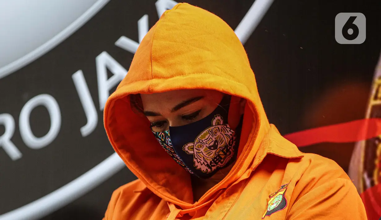 <p>Artis Catherine Wilson tertunduk saat dihadirkan sebagai tersangka saat pengungkapan kasus narkoba di Polda Metro Jaya, Sabtu (18/7/2020). Catherine menjadi tersangka penyalahgunaan narkoba usai di tangkap petugas di rumahnya dengan barang bukti 2 gram sabu. (Liputan6.com/Faizal Fanani)</p>