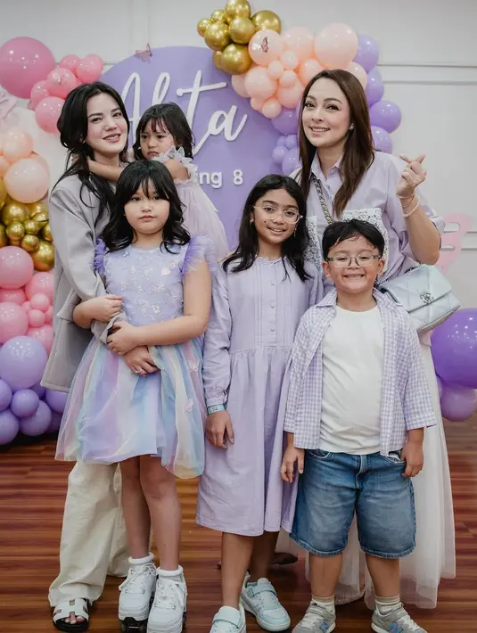 Reisa Broto Asmoro adalah salah satu artis yang turut hadir ke ulang tahun Alita menemani buah hatinya. Dokter Reisa tampil selaras dengan buah hatinya memakai busana warna ungu. Dua anak dokter Reisa kompak pamer senyuman manisnya. Tak hanya sekadar perayaan tiup lilin dan potong kue, Alice Norin juga menyiapkan mainan agar teman-teman Alita bisa bermain. (Liputan6.com/IG/@alicenorin)