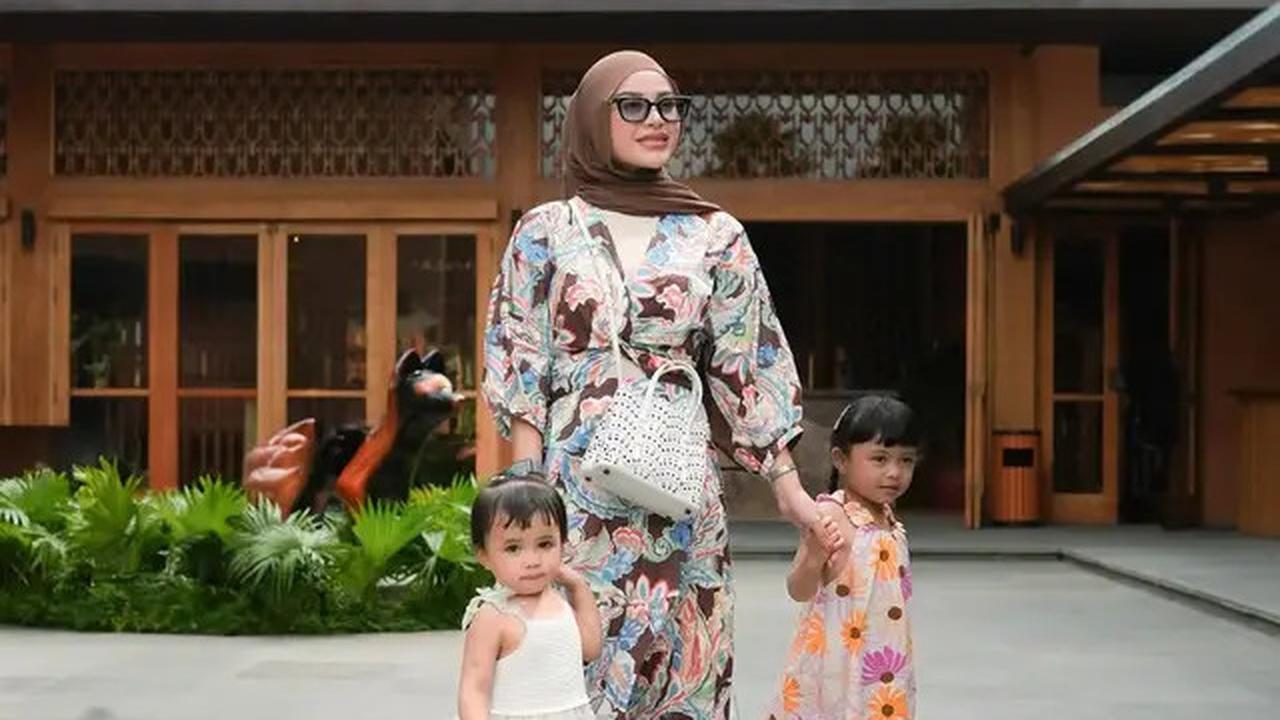 Gaya Aurel Hermansyah Terbaru saat Nongkrong di Kafe Bali, Anggun dengan Dress Flowy dan Tas Putih