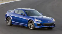 Mazda RX-8: Sports car Jepang ini diniatkan akan meneruskan kiprah sang legenda RX-7 dengan mempertahankan mesin Wankel Rotary. Kapasitas mesinnya pun tidak terlalu besar, hanya 1.300cc bertenaga 232 Hp dengan torsi maksimal 159 Nm. Akselerasi 0-100 km/h dapat dituntaskan dalam 6,7 ditik. (Source: autoblog.com)